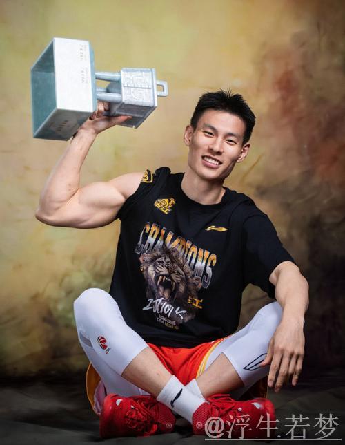 迅猛突破！@林秉圣Nelson 持球突破防线，灵活切入内线，强势造犯规完成2+1！